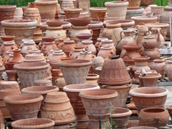 Un deposito di vasi di terracotta