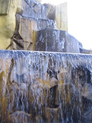 Una cascata d'acqua termale