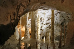 Stalattiti e stalagmiti nella Grotta di Frasassi, Parco naturale regionale della Gola della Rossa e di Frasassi