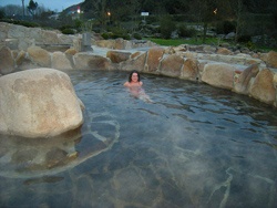 Una piscina termale all'aperto